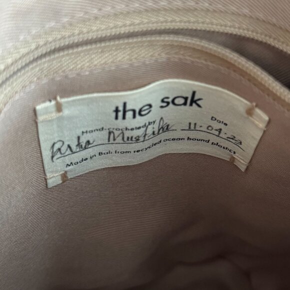 The Sak - Ayla Ring Handle Hand Crochet Flower Pouch in Magenta - Picture 4 of 7